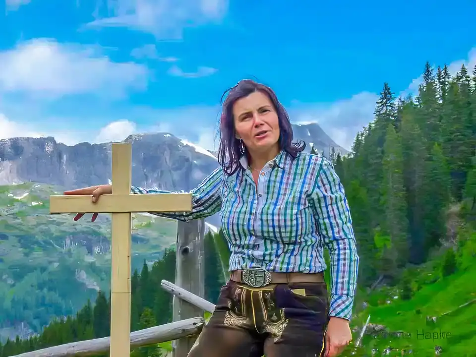 Helga Gruber am Gipfelkreuz to go