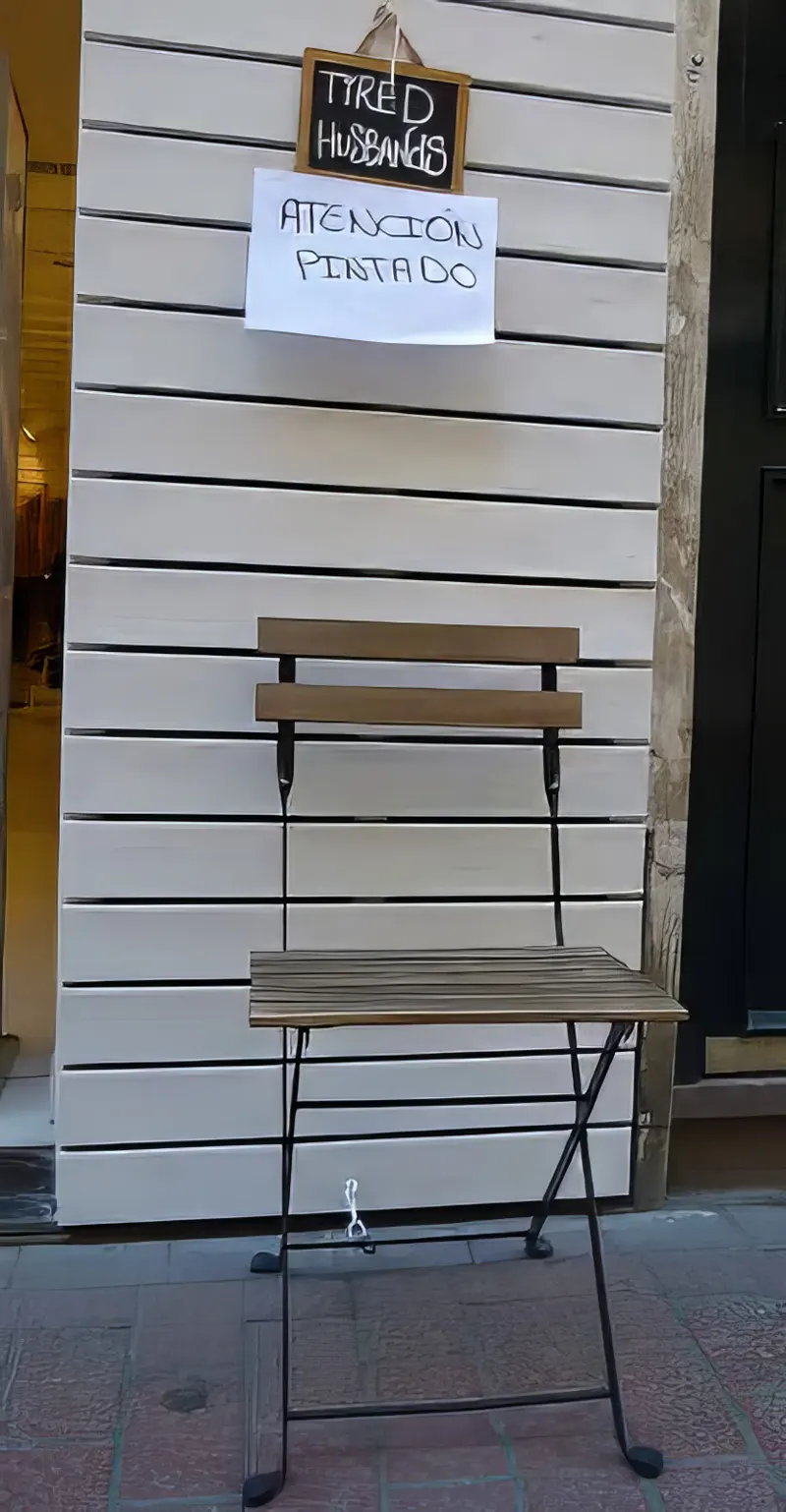 Stuhl vor Geschäft